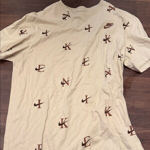 Nike Men's Tan Logo Pattern T-Shirt
